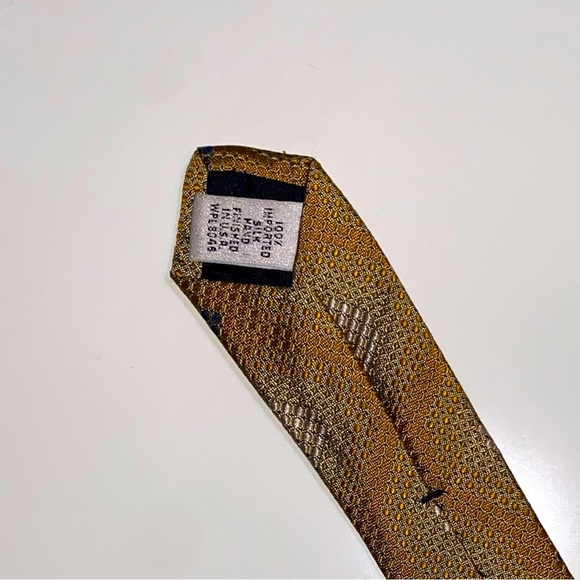 ALFANI Men’s Necktie Gold Geometric Design Imported 100% Silk Made in USA - Picture 3 of 4